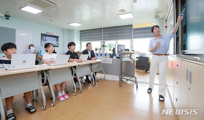 [정읍=뉴시스]윤난슬 기자 = 서거석 전북특별자치도교육감이 12일 정읍의 수곡초등학교를 방문해 디지털 기반 수업을 참관하고, 학부모·교직원과 전북교육정책을 공유했다.2024.07.12.(사진=전북교육청 제공)