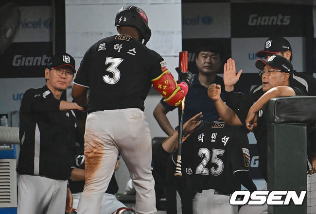 [OSEN=부산, 이석우 기자] 12일 부산 사직야구장에서 2024 신한 SOL 뱅크 KBO 리그 롯데 자이언츠와 KT 위즈의 경기가 열렸다. 홈팀 롯데는 박세웅이 선발 출전하고 KT 위즈는 고영표가 선발 출전했다.KT 위즈 이강철 감독이 9회초 1사 1,2루 역전 1타점 중견수 희생 플라이를 친 로하스에게 박수를 치고 있다. 2024.07.12 / foto0307@osen.co.kr