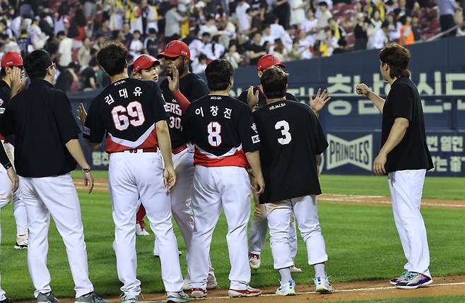 11일 오후 서울 송파구 잠실야구장에서 열린 프로야구 '2024 신한 SOL 뱅크 KBO리그' KIA타이거즈와 LG트윈스의 경기에서 LG에 4대 2 승리를 거둔 KIA 선수들이 승리를 자축하고 있다. 뉴스1