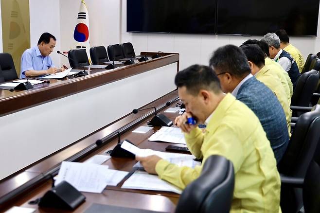 충남교육감 '집중호우 피해 복구와 지원을 위한 긴급 대책회의'ⓒ충남교육청 제공