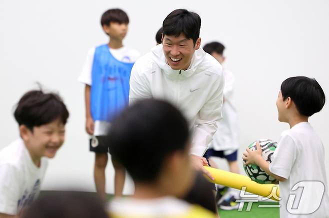 한국축구 레전드 박지성이 12일 오후 서울 종로구 국립현대미술관 서울관에서 열린 '박지성과 함께하는 MMCA 플레이 : 주니어풋살'에서 축구 꿈나무들과 즐겁게 뛰어놀고 있다. /사진=뉴스1 제공