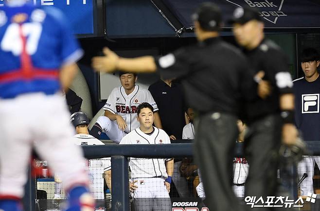 두산 내야수 양석환은 12일 잠실구장에서 열린 '2024 신한 SOL Bank KBO 리그' 삼성 라이온즈와 주말 3연전 첫 경기에서 6번타자 1루수로 선발 출전했다. 8회말 홈런성 타구를 친 뒤 끝까지 달려 홈플레이트를 밟았지만, 심판진은 비디오 판독 후 3루타로 정정했다. 양석환은 무언의 항의로 한동안 그라운드에 나서지 않았다. 잠실, 박지영 기자