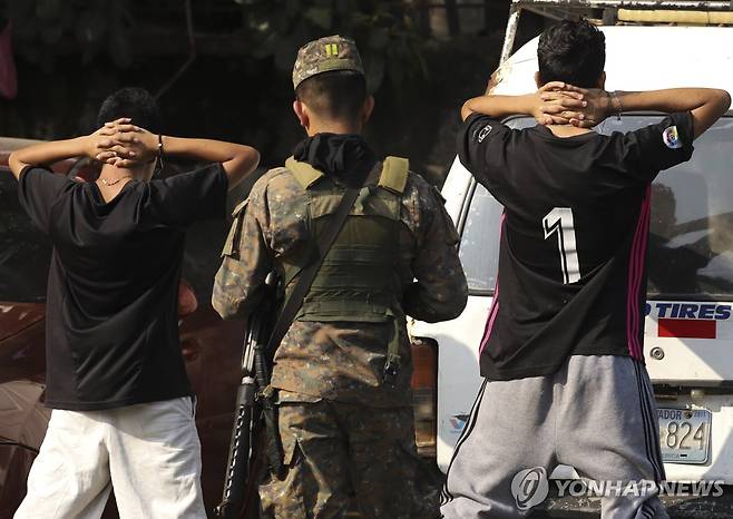 거리에서 청소년들 신원 조회하는 엘살바도르 군인 [AP 연합뉴스 자료사진. 재판매 및 DB 금지]