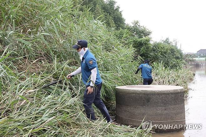 실종자 수색하는 경찰 (익산=연합뉴스) 12일 오전 전북경찰청 소속 경찰관들이 지난 10일 익산시 금마면의 한 펜션으로 동아리 엠티(MT)를 왔다가 실종된 대학생을 찾기 위해 익산천 주변 수풀과 수로 등을 수색하고 있다. 2024.7.12 [전북경찰청 제공. 재판매 및 DB 금지] warm@yna.co.kr