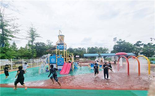 함주공원 어린이 안심 놀이터 물놀이장 [경남 함안군 제공. 재판매 및 DB 금지]