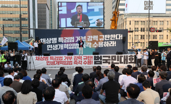 박찬대 더불어민주당 대표 직무대행 겸 원내대표가 13일 광화문광장 인근에서 열린 채상병 특검법 거부권 규탄 범국민대회에서 발언하고 있다. 〈사진=연합뉴스〉