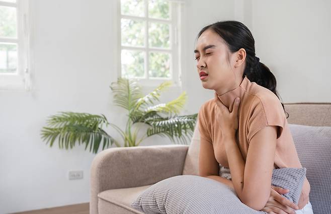 에어컨은 공기를 차갑게 하는 동시에 습기를 제거해 실내 공기를 건조하게 만든다. 그래서 목의 점막이 건조해지며 외부 자극에 더 민감하게 반응해 목이 따끔거릴 수 있다. [사진= 게티이미지뱅크]