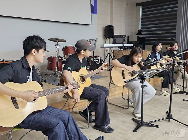 영산성지고(교장 신호래)- 11일에 사진, 공예, 도자기, 볼링, 실용음악, 배드민턴 등 1학기 동안 특성화 교과에서 배우고 익힌 내용을 전교생과 나누며 발표하는 시간을 가졌다.(전남교육청 제공)/뉴스1