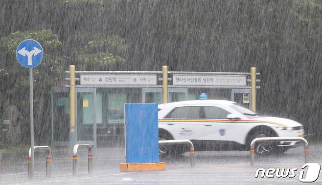 제주 한라산국립공원 성판악 휴게소에 폭우가 쏟아지고 있다. 2023.6.30/뉴스1 ⓒ News1 오현지 기자