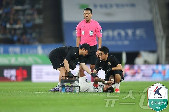 FC서울 외국인 선수 제시 린가드가 13일 울산 문수축구장에서 열린 울산HD와 하나은행 K리그1 2024 23라운드 경기에서 그라운드에 누워 통증을 호소하고 있다. (한국프로축구연맹 제공