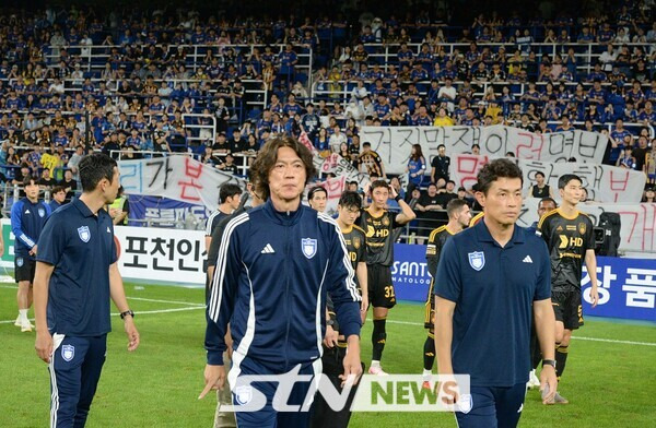 홍명보 울산현대 감독이 10일 울산 남구 문수축구경기장에서 열린 프로축구 K리그 1 울산 현대와 광주경기가 끝난 뒤 팬들에게 마지막 인사를 한 뒤 구장을 나서고 있다. 사진┃뉴시스