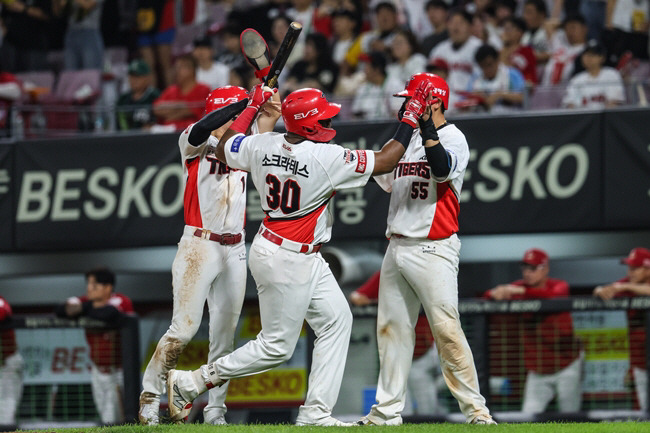 역전 만루홈런을 친 후 기뻐하는 소크라테스와 선수들. 사진=KIA 타이거즈