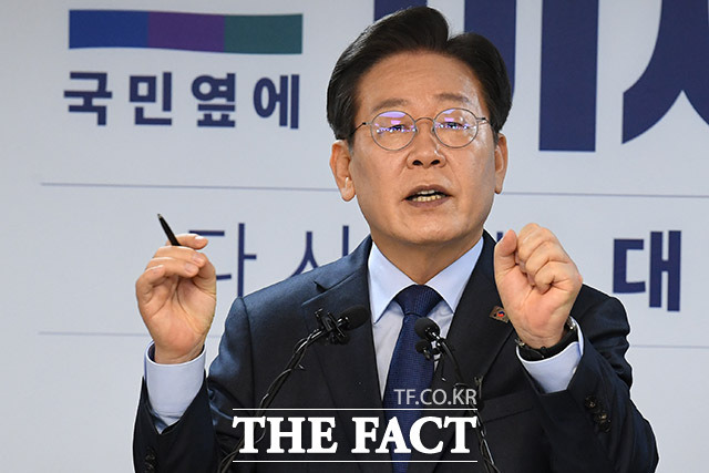 더불어민주당의 8·18 전당대회 예비경선 투표가 11일 시작됐다. 최고위원에 도전장을 내민 13인의 후보는 한목소리로 "이재명을 지키겠다", "이재명과 싸우겠다", "이재명과 정권을 창출하겠다" 등을 호소하고 있다. 지난 10일 당대표 출마를 선언한 이재명 더불어민주당 전 대표. /남윤호 기자