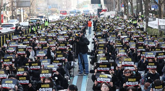 전국교사일동 관계자들이 서울 을지로입구역 인근에서 서이초 교사 순직 인정을 촉구하는 집회를 하고 있다. /뉴스1