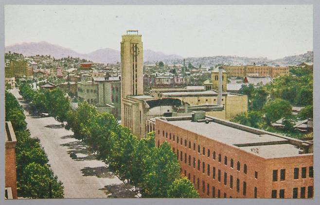 1935년12월 개관한 경성 부민관. 9층 높이 시계탑이 우뚝 솟아있다. 부민관은 국내 첫 오페라, 전문 오케스트라 공연이 열린 공연의 메카였다.  오른쪽 벽돌색 건물은 5개월 앞선 1935년 7월 준공된 조선일보 태평로 사옥. /서울역사박물관