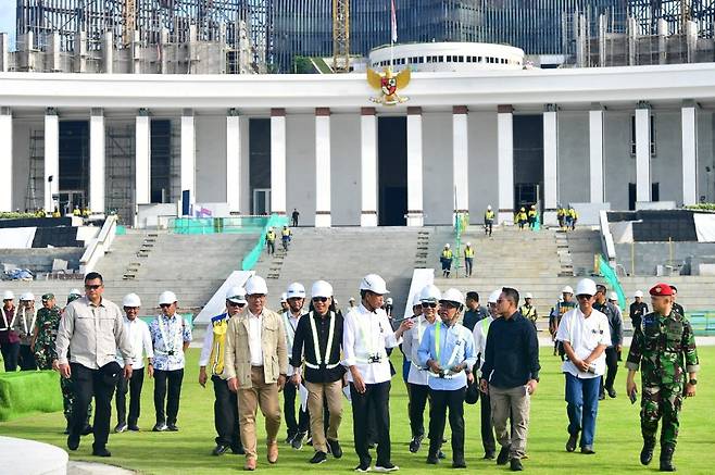 지난 6월 5일 누산타라의 대통령궁 건설현장을 직접 찾았던 조코 위도도 대통령의 모습. AP 뉴시스