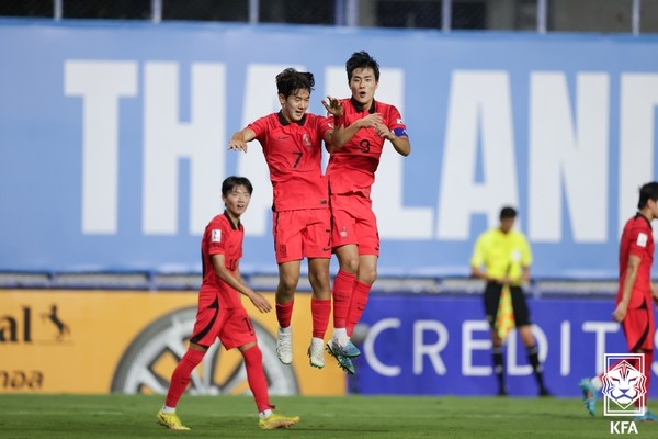 윤도영(왼쪽), 김명준(이상 당시 U17 축구 대표팀). 대한축구협회 제공