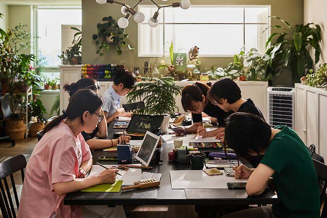 지난달 20일 서울 양천구 보태니컬 아트 작업실에서 사람들이 각자의 작품을 집중해서 그리고 있다. 스튜디오 어댑터 염서정