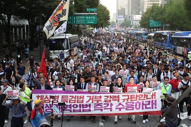 참여연대와 군인권센터 등 85개 시민단체가 모인 ‘거부권을 거부하는 전국비상행동’이 13일 연 범국민 대회대회를 마친 참석자들이 민생개혁입법 즉각 수용을 촉구하며 거리행진을 하고 있다.강창광 선임기자