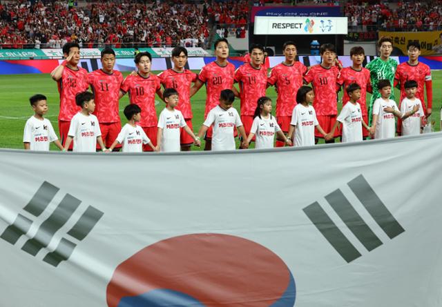 대한민국 축구 국가대표팀 선수들이 지난달 서울 마포구 서울월드컵경기장에서 열린 2026 국제축구연맹(FIFA) 북중미 월드컵 아시아 2차 예선 조별리그 C조 6차전 한국과 중국의 경기 시작 전 애국가를 부르고 있다. 뉴시스