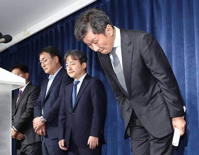 <yonhap photo-3030=""> 발표 마친 대한축구협회 (서울=연합뉴스) 류영석 기자 = 한국 축구 국가대표팀 사안 관련 임원 회의를 마친 정몽규 대한축구협회장이 16일 오후 서울 종로구 축구회관에서 회의 결과를 발표한 뒤 고개 숙여 인사하고 있다. 2024.2.16 ondol@yna.co.kr/2024-02-16 14:42:54/ <저작권자 ⓒ 1980-2024 ㈜연합뉴스. 무단 전재 재배포 금지, AI 학습 및 활용 금지></yonhap>