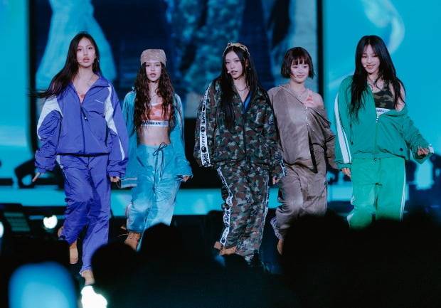 도쿄돔 무대에 선 뉴진스 / 사진=어도어, 연합뉴스