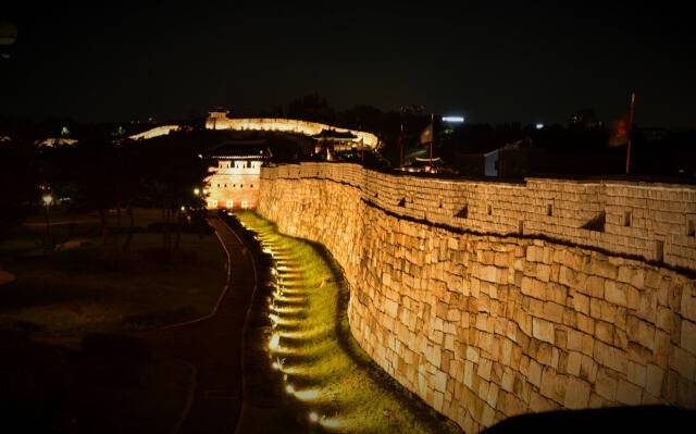 세 치만큼 돌출한 미석은 단조로운 성면에 다양한 아름다운 요소를 더해준다. 이강웅 고건축전문가