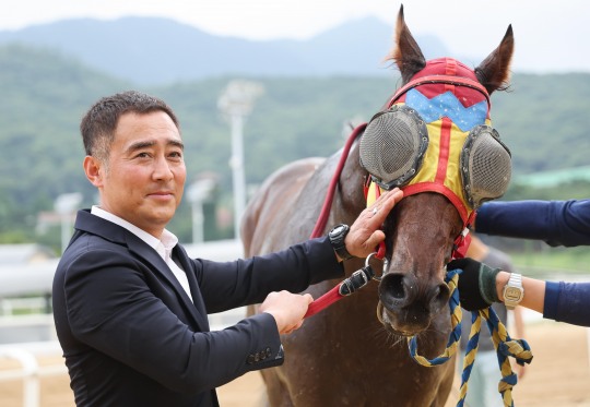 7월6일 데뷔전 직후의 18조 박지헌 조교사