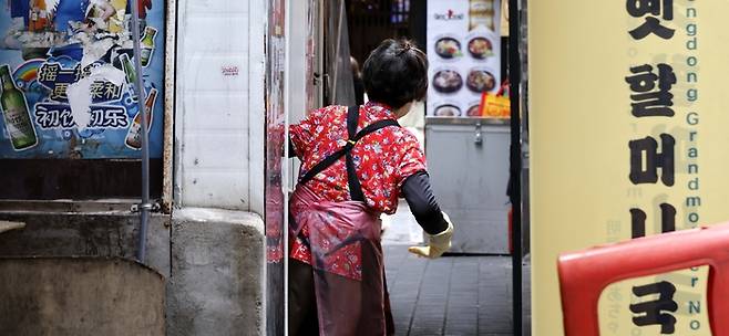 내년 최저임금이 시간당 1만30원으로 결정됐다. 최저임금은 올해보다 1.7% 올라 사상 처음으로 1만원을 넘었다. 이날 서울의 한 음식점에서 식당주인이 홀로 장사를 하고 있다. [김호영 기자]