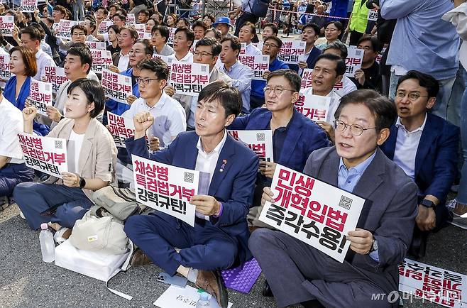 [서울=뉴시스] 정병혁 기자 = 이재명 전 더불어민주당 대표을 비롯한 야6당 대표와 참석자들이 13일 서울 종로구 광화문광장 인근에서 열린 채상병 특검법 거부 강력 규탄, 민생개혁입법 즉각 수용 거부권거부 범국민대회에서 구호를 외치고 있다. 2024.07.13. jhope@newsis.com /사진=정병혁