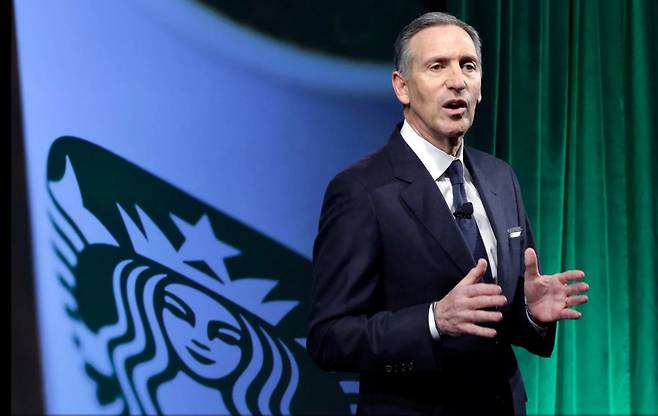 2016년 스타벅스 인베스터 데이에서 주주들에게 스타벅스의 전략을 설명하고 있는 하워드 슐츠[AP]