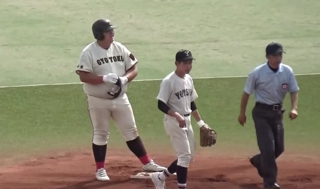 봄 대회 때 2루타를 치고 즐거워하는 모습. 유튜브 채널 National High School Baseball Championship 캡처