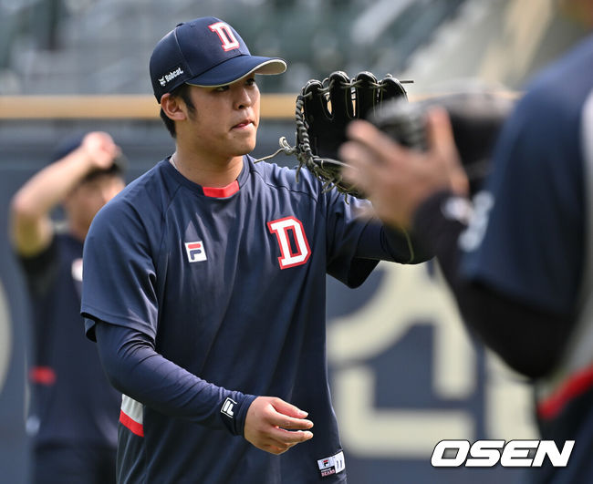 [OSEN=잠실, 조은정 기자]12일 오후 서울 잠실야구장에서 2024 신한 SOL Bank KBO리그 두산 베어스와 삼성 라이온즈의 경기가 열린다.이날 홈팀 두산은 곽빈을, 방문팀 삼성은 백정현을 선발 투수로 내세운다.두산 시라카와가 캐치볼을 하고 있다. 2024.07.12 /cej@osen.co.kr