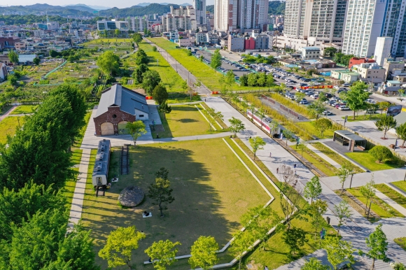 옛 철도시설 등을 활용해 만든 경남 진주시 철도문화공원 모습. 2024.7.12. 진주시 제공