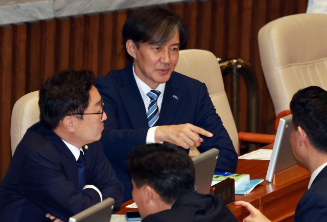 조국 조국혁신당 대표가 지난 2일 오후 국회에서 열린 본회의에서 동료의원들과 대화하고 있다. 연합뉴스