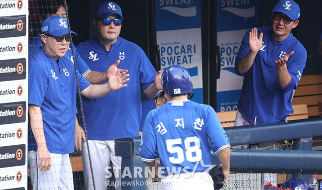 삼성 박진만 감독(왼쪽)이 12일 두산전 김지찬이 득점하자 반기고 있다. /사진=김진경 대기자