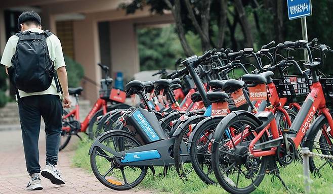 기자전거는 도로교통법상 자전거로 분류된다.&nbsp; 헬멧을 쓰지 않아도 벌금이 부과되지 않는 이유다.[사진=뉴시스]