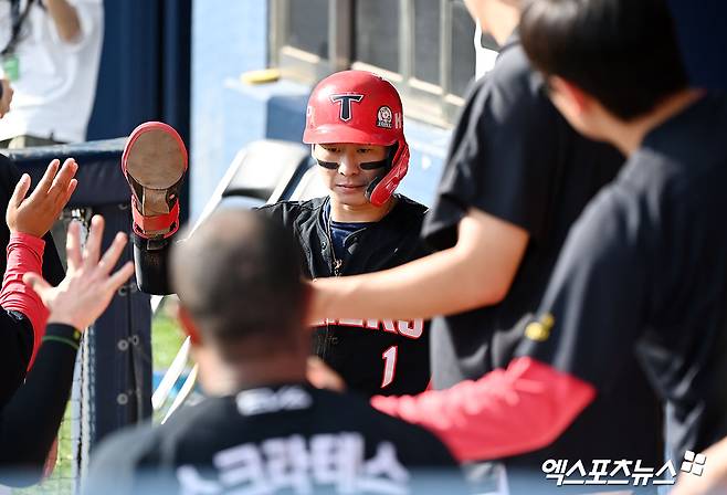 8일 오후 서울 송파구 잠실야구장에서 열린 '2024 신한 SOL Bank KBO리그' KIA 타이거즈와 두산 베어스의 경기, 1회초 무사 1,2루 KIA 박찬호가 나성범의 내야땅볼때 두산 김재호의 송구 실책을 틈타 득점에 성공한 후 하이파이브를 하고 있다. 엑스포츠뉴스 DB