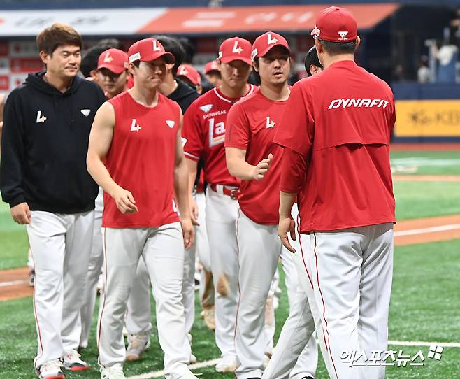 1일 오후 서울 구로구 고척스카이돔에서 열린 '2024 신한 SOL Bank KBO리그' SSG 랜더스와 키움 히어로즈의 경기, SSG가 선발 시라카와의 KBO리그 데뷔승과 최정의 멀티 홈런에 힘입어 키움에 9:0 완승을 거뒀다. 이날 경기에서 승리한 SSG 선수들이 기뻐하고 있다. 엑스포츠뉴스 DB