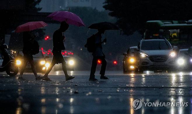 우산 쓰고 이동하는 시민들 (대구=연합뉴스) 윤관식 기자