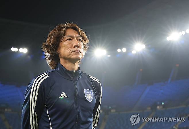 울산서 마지막 경기 끝낸 홍명보 감독 (울산=연합뉴스) 김용태 기자 = 10일 오후 울산 문수축구경기장에서 축구 국가대표팀 감독으로 내정된 울산 HD 홍명보 감독이 광주FC와의 경기 후 서포터스석을 바라보고 있다. 2024.7.10 yongtae@yna.co.kr