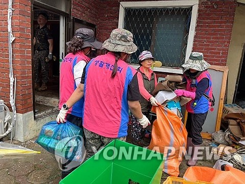 수해 복구작업에 구슬땀 (논산=연합뉴스) 육군 제32사단 장병과 충남 논산 주민들이 12일 중부지방 폭우로 광범위한 피해를 본 논산 강경읍 일대에서 복구작업을 벌이고 있다. 2024.7.12 [충남 논산시청 제공. 재판매 및 DB 금지] coolee@yna.co.kr