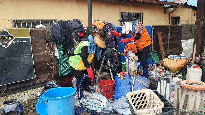 14일 수해를 입은 대전 서구 정뱅이마을 한 주택 마당에서 자원봉사자가 빨래를 하고 있다. 2024.7.14./뉴스1 ⓒNews1 허진실 기자
