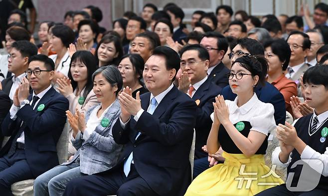 윤석열 대통령이 14일 청와대 영빈관에서 열린 '제1회 북한이탈주민의날 기념식'에서 박수치고 있다. (대통령실 제공) 2024.7.14/뉴스1 ⓒ News1 송원영 기자