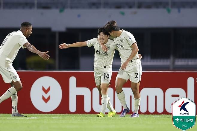 역전골 넣은 박세진(가운데). 제공 | 프로축구연맹