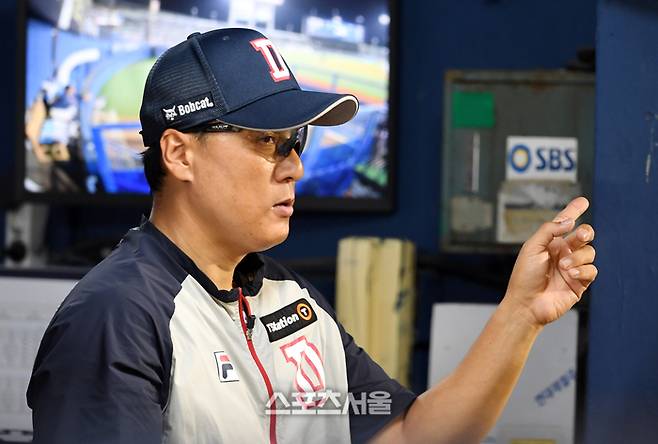 두산 이승엽 감독이 4일 잠실구장에서 열린 2024 KBO리그 롯데전에서 사인을 내고 있다. 잠실 | 박진업 기자 upandup@sportsseoul.com