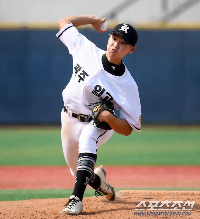제79회 청룡기 전국고교야구선수권 대회 광주제일고와 덕수고의 경기가 13일 서울목동야구장에서 열렸다. 광주일고 김성준이 역투하고 있다. 목동=박재만 기자pjm@sportschosun.com/2024.07.13/