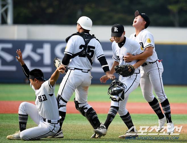 4회까지는 3루수 5회부터는 마운드에 올라 경기를 끝낸 광주일고 이도류 김성준이 친구들과 함께 기뻐하고 있다. 목동=박재만 기자 pjm@sportschosun.com