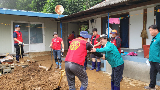 박정현 부여군수가 수해 복구 작업을 펼치고 있는 부여로타리클럽 회원들에게 감사 인사를 전하고 있다. 부여군 제공