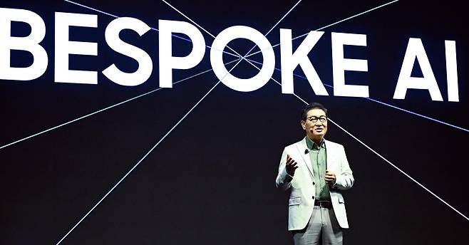 삼성전자의 웰컴 투 비스포크 AI 미디어데이가 지난 4월 3일 서울 서초구 삼성전자 서초사옥에서 열렸다. 한종희 부회장이 인사말을 하고 있다. 이동근기자 foto@etnews.com